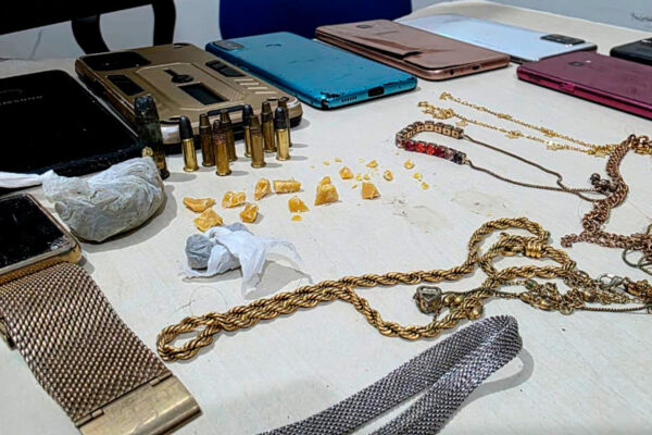 Polícia Militar apreende drogas, munições e objetos suspeitos após desarticular ponto de tráfico em Ji-Paraná