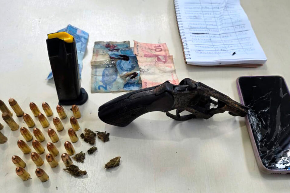 <div style="
                font-size: 18px;
                font-weight: bold;
                color: #0073aa;
                margin-bottom: 5px;
                text-transform: uppercase;
            ">OPERAÇÃO POLICIAL</div>Polícia Militar apreende arma, munições e materiais ligados ao tráfico em Ji-Paraná