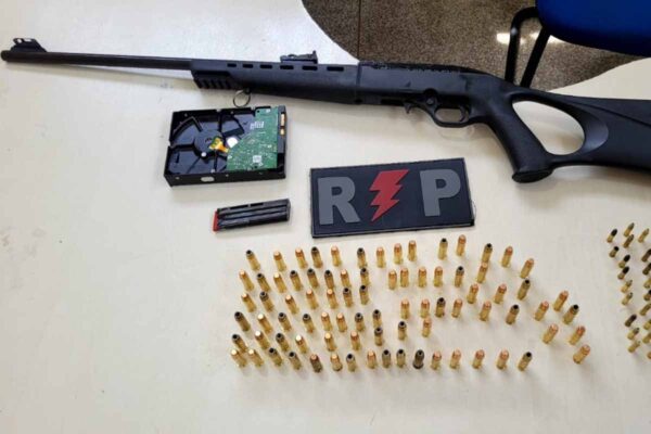 Polícia Militar apreende rifle e mais de 100 munições durante operação em Ji-Paraná