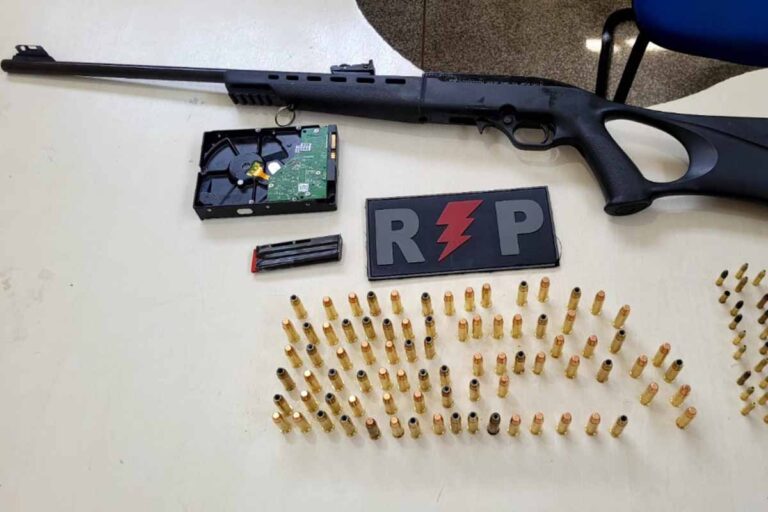 Polícia Militar apreende rifle e mais de 100 munições durante operação em Ji-Paraná