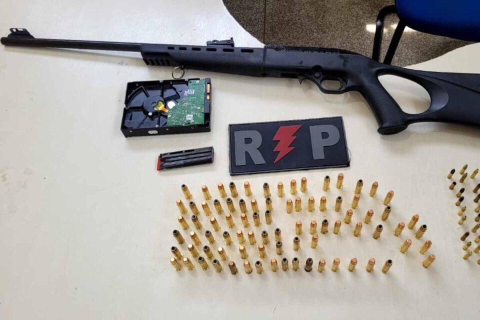 <div style="
                font-size: 18px;
                font-weight: bold;
                color: #0073aa;
                margin-bottom: 5px;
                text-transform: uppercase;
            ">APREENSÃO DE ARMA</div>Polícia Militar apreende rifle e mais de 100 munições durante operação em Ji-Paraná