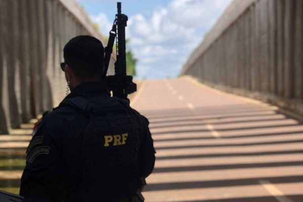PRF prende homem com mandado por homicídio durante abordagem na BR-364 em Porto Velho