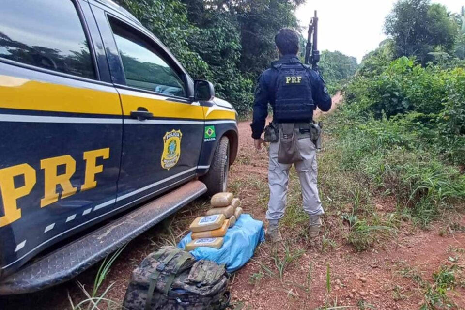 <div style="
                font-size: 18px;
                font-weight: bold;
                color: #0073aa;
                margin-bottom: 5px;
                text-transform: uppercase;
            ">OPERAÇÃO FRONTEIRA</div>PRF prende sete pessoas e apreende 60 kg de drogas durante Operação Fronteira em Rondônia