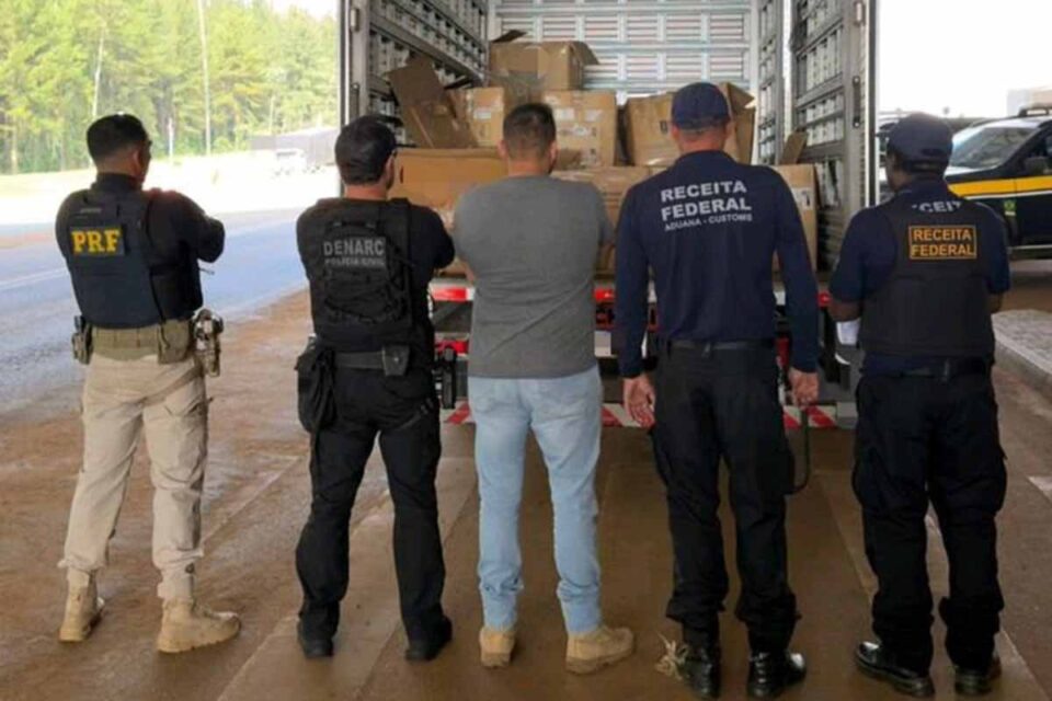 <div style="
                font-size: 18px;
                font-weight: bold;
                color: #0073aa;
                margin-bottom: 5px;
                text-transform: uppercase;
            ">TRÁFICO DE DROGAS</div>Operação conjunta apreende 600 kg de cocaína escondidos em carga de suplementos na BR-364 em Vilhena