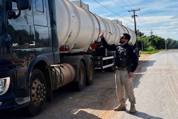 PRF em Rondônia fiscaliza mais de 300 veículos durante operação contra irregularidades no transporte de produtos perigosos