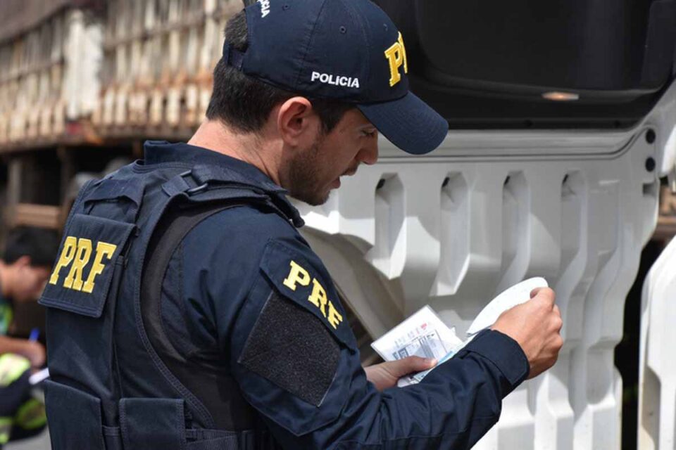 <div style="
                font-size: 18px;
                font-weight: bold;
                color: #0073aa;
                margin-bottom: 5px;
                text-transform: uppercase;
            ">DOCUMENTO FALSO</div>PRF prende motorista por uso de documento falso durante fiscalização na BR-364 em Jaru