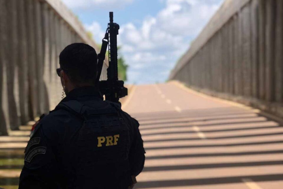 <div style="
                font-size: 18px;
                font-weight: bold;
                color: #0073aa;
                margin-bottom: 5px;
                text-transform: uppercase;
            ">MANDADOS DE PRISÃO</div>PRF cumpre sete mandados de prisão em cinco municípios de Rondônia durante operações no fim de semana
