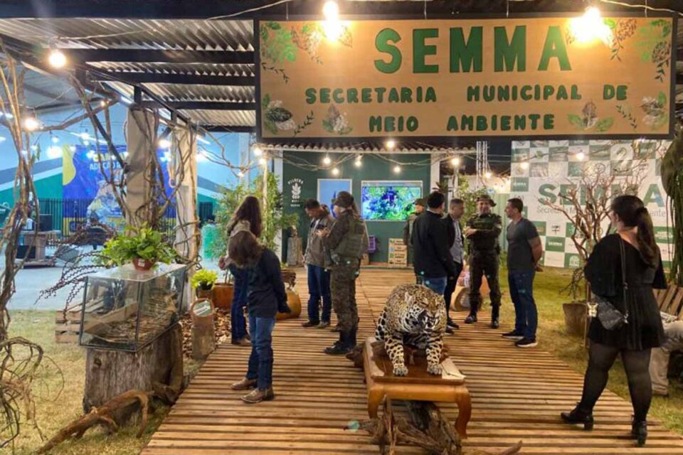 <div style="
                font-size: 18px;
                font-weight: bold;
                color: #0073aa;
                margin-bottom: 5px;
                text-transform: uppercase;
            ">CRIMES AMBIENTAIS</div>Polícia Ambiental e SEMA promovem educação ambiental e adoção de animais durante a EXPOVILHENA 2026