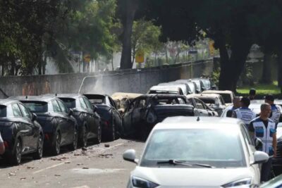 Colisão entre helicópteros no Rio deixa seis mortos e incendeia veículos em concessionária