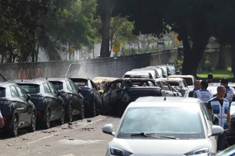 Colisão entre helicópteros no Rio deixa seis mortos e incendeia veículos em concessionária