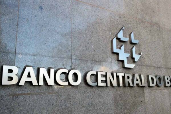 Copom reduz Selic para 14,25% ao ano e sinaliza cautela diante de incertezas globais