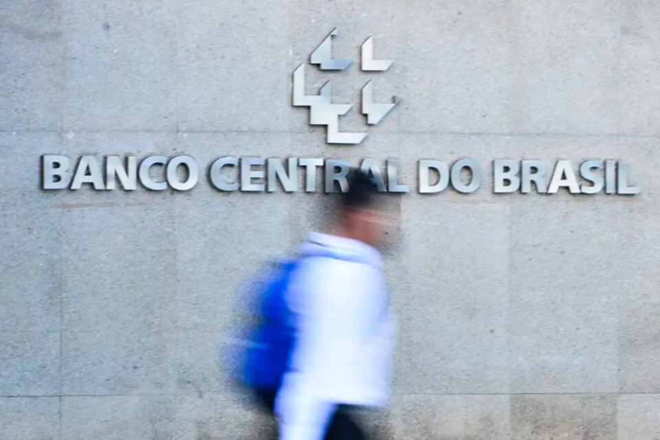 <div style="
                font-size: 18px;
                font-weight: bold;
                color: #0073aa;
                margin-bottom: 5px;
                text-transform: uppercase;
            ">ECONOMIA BRASILEIRA</div>Mercado financeiro eleva projeção da inflação para 5,09% em 2026, aponta Banco Central