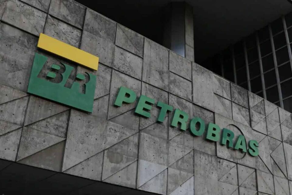<div style="
                font-size: 18px;
                font-weight: bold;
                color: #0073aa;
                margin-bottom: 5px;
                text-transform: uppercase;
            ">PREÇO DOS COMBUSTÍVEIS</div>Petrobras reduz preço do diesel para distribuidoras a partir desta segunda-feira