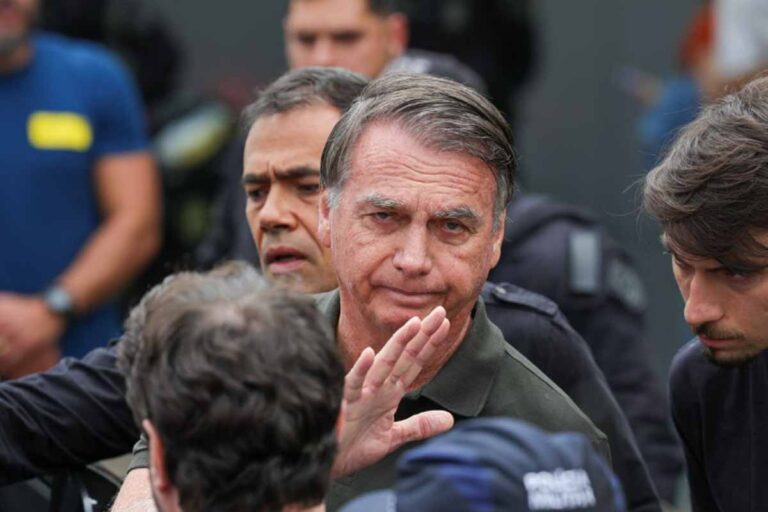 Polícia Civil pede ao STF autorização para ouvir Bolsonaro em investigação sobre arma apreendida