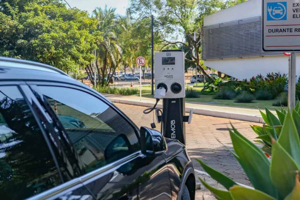 Governo mantém alta gradual das tarifas para carros elétricos e recria cota de importação sem imposto