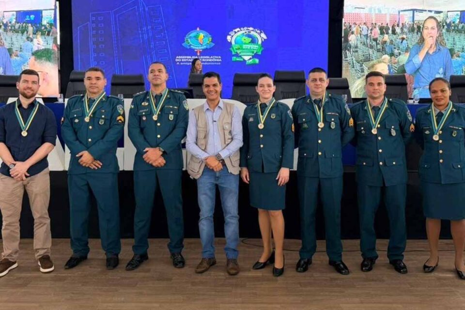 <div style="
                font-size: 18px;
                font-weight: bold;
                color: #0073aa;
                margin-bottom: 5px;
                text-transform: uppercase;
            ">MEDALHA DO MÉRITO LEGISLATIVO</div>Cássio Gois entrega Medalha do Mérito Legislativo a policiais militares de Espigão D’Oeste