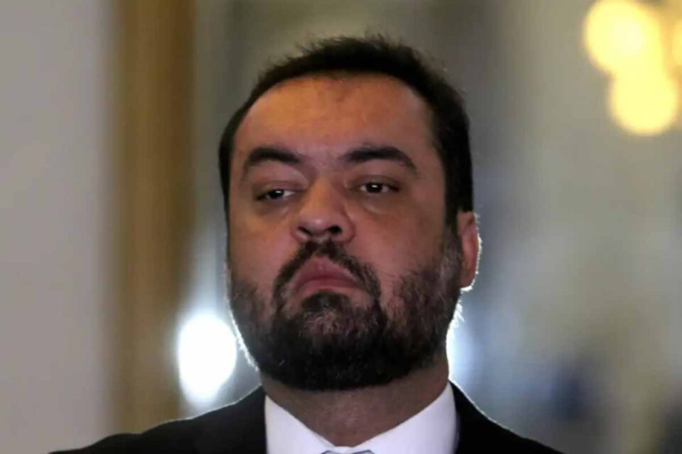 <div style="
                font-size: 18px;
                font-weight: bold;
                color: #0073aa;
                margin-bottom: 5px;
                text-transform: uppercase;
            ">INELEGIBILIDADE</div>TSE analisa recurso de Claudio Castro contra condenação que o tornou inelegível até 2030