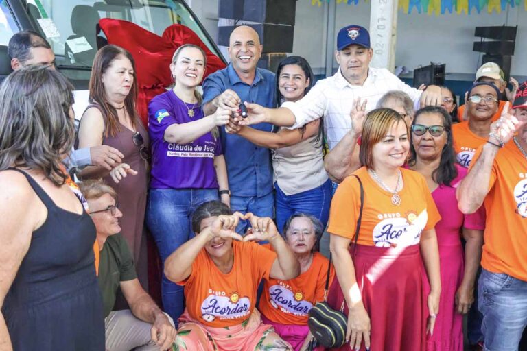 Ismael Crispin e Cláudia de Jesus entregam van para grupo de idosos em Seringueiras