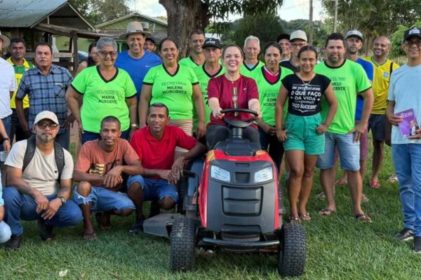 Cláudia de Jesus entrega trator cortador de grama para associação esportiva de São Miguel do Guaporé