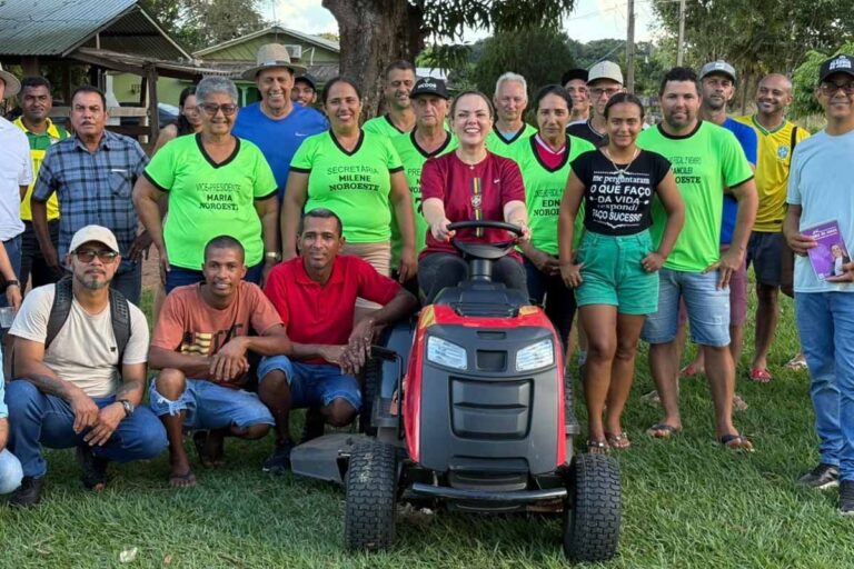 Cláudia de Jesus entrega trator cortador de grama para associação esportiva de São Miguel do Guaporé