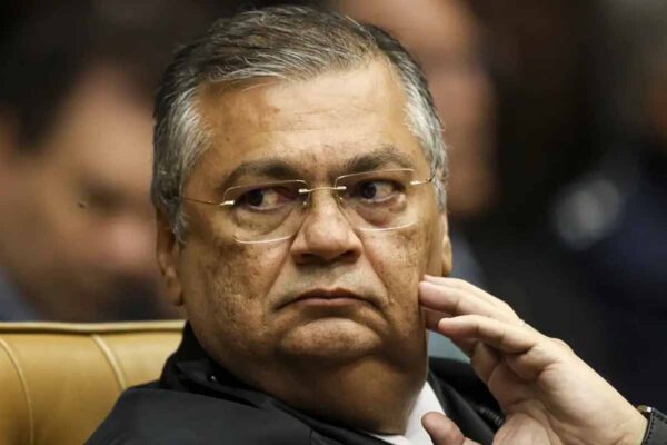 Flávio Dino mantém retirada de vídeos ofensivos de vereador contra adversário político no Amazonas