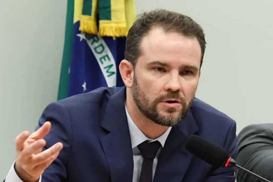 <div style="
                font-size: 18px;
                font-weight: bold;
                color: #0073aa;
                margin-bottom: 5px;
                text-transform: uppercase;
            ">ECONOMIA BRASILEIRA</div>Lula determina avaliação de impactos econômicos após decisão dos EUA sobre PCC e Comando Vermelho