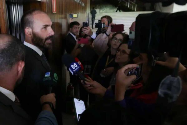 STF condena Eduardo Bolsonaro a prisão, inelegibilidade e perda de cargo na Polícia Federal