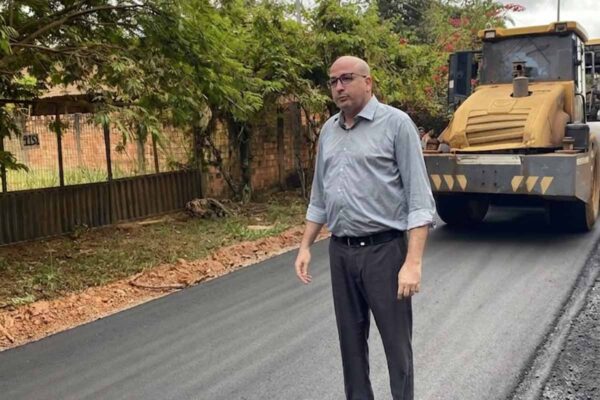 Gedeão Negreiros acompanha pavimentação asfáltica em vias de Porto Velho após atendimento de solicitação