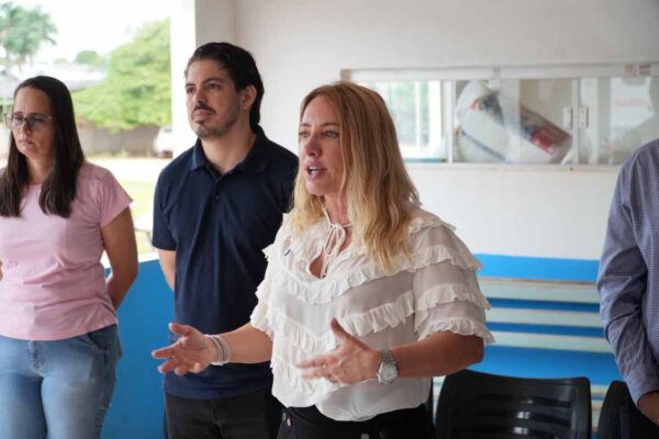 Ieda Chaves entrega van de R$ 300 mil para reforçar transporte de pacientes em Primavera de Rondônia