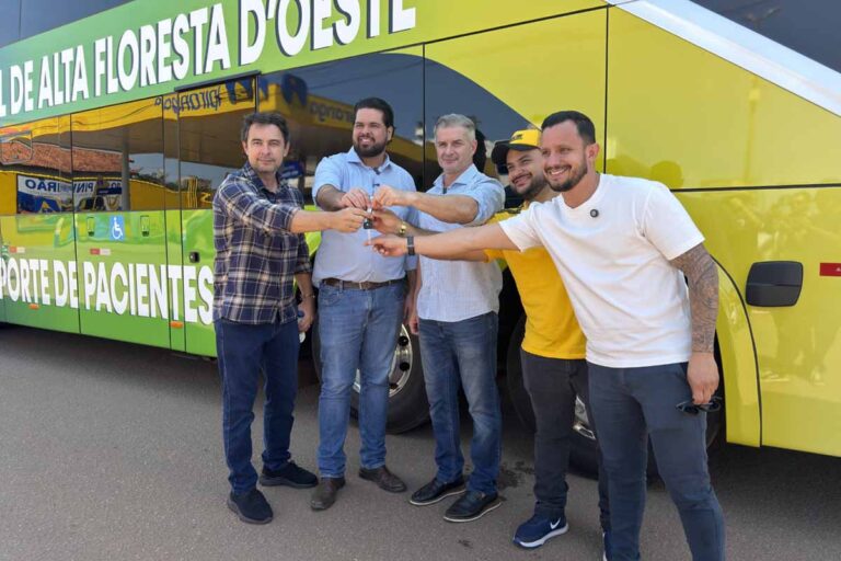 Jean Oliveira participa da entrega de ônibus leito de R$ 2 milhões para transporte de pacientes em Alta Floresta d'Oeste
