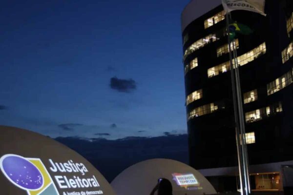 TSE adia julgamento sobre suspensão de pesquisa eleitoral da AtlasIntel e mantém placar favorável ao bloqueio