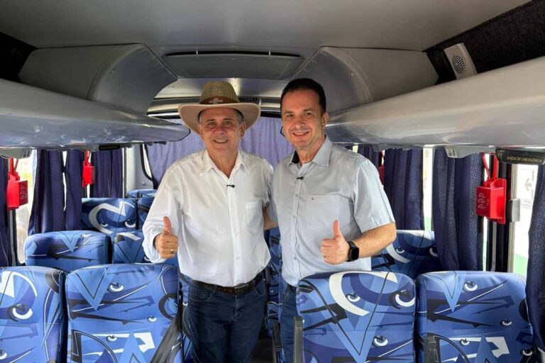 Luís do Hospital entrega micro-ônibus escolar para transporte de estudantes do Ifro em Buritis