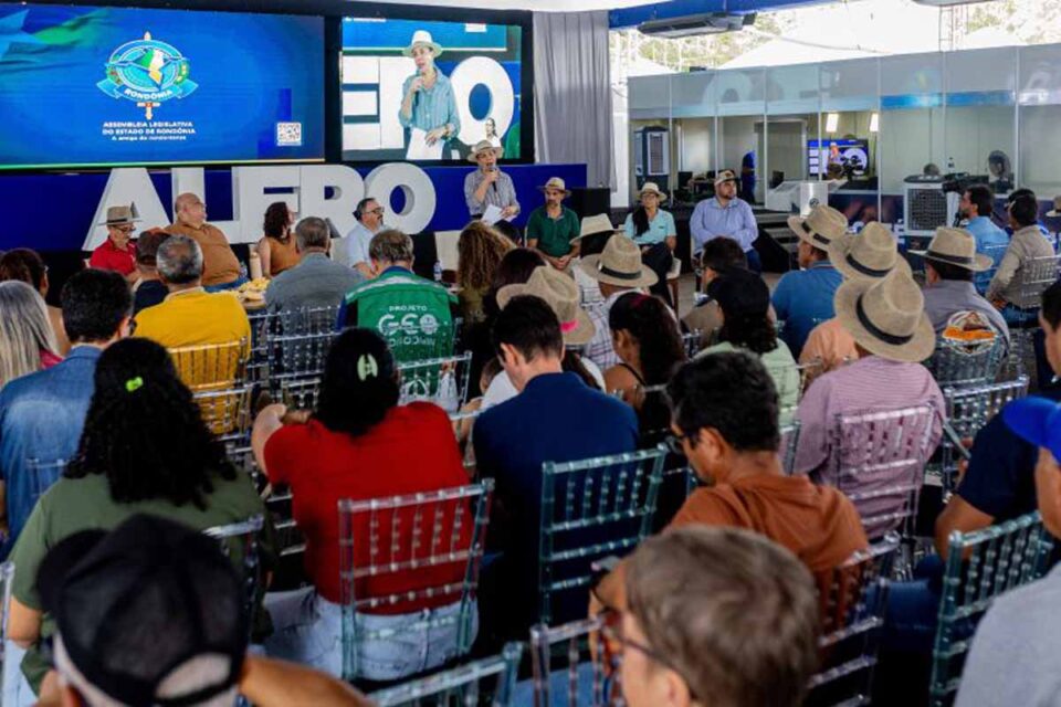 <div style="
                font-size: 18px;
                font-weight: bold;
                color: #0073aa;
                margin-bottom: 5px;
                text-transform: uppercase;
            ">AGROINDÚSTRIA</div>Rondônia Rural Show: experiência do Paraná é apresentada como modelo para fortalecer agroindústrias familiares