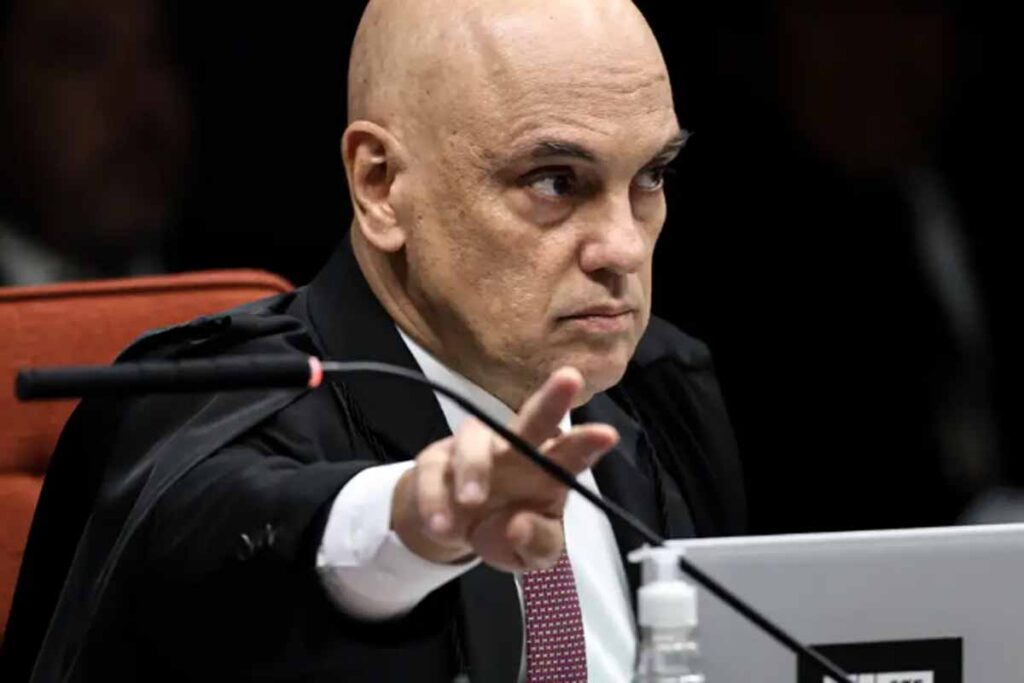 Moraes dá 48 horas para PGR avaliar apreensão de arma ligada a Bolsonaro