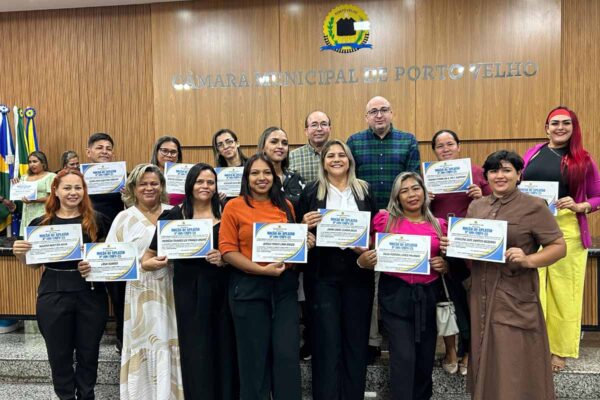 Gedeão Negreiros entrega Moção de Aplausos a voluntários do Sabadão da Família Cidadã em Porto Velho