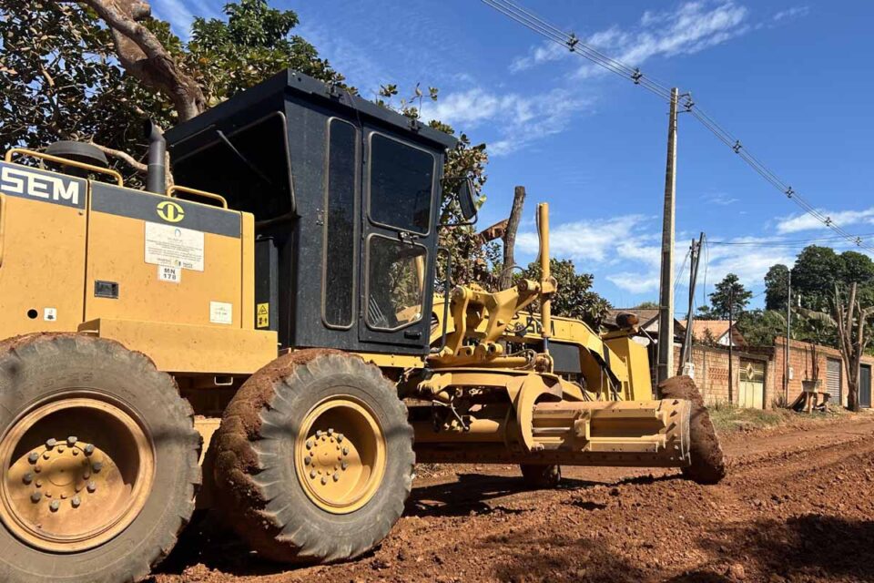 <div style="
                font-size: 18px;
                font-weight: bold;
                color: #0073aa;
                margin-bottom: 5px;
                text-transform: uppercase;
            ">INFRAESTRUTURA</div>Obras de drenagem preparam ruas do bairro Porto Cristo para asfalto
