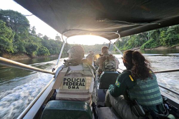 PF e Ibama inutilizam 29 dragas em operação contra garimpo ilegal no Rio Madeira