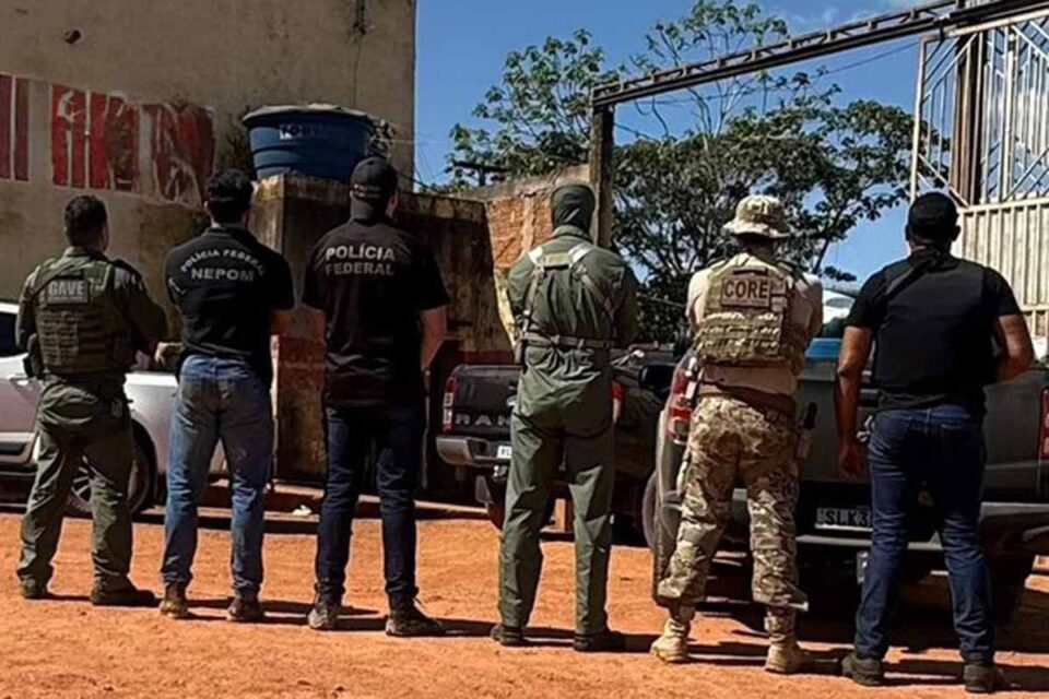 <div style="
                font-size: 18px;
                font-weight: bold;
                color: #0073aa;
                margin-bottom: 5px;
                text-transform: uppercase;
            ">APREENSãO DE CARGA</div>Contrabando de combustível na fronteira com a Bolívia resulta em cinco prisões em Rondônia