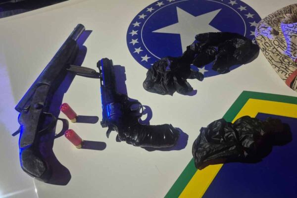 PM prende dois homens, apreende adolescente e encontra armas após perseguição em Porto Velho