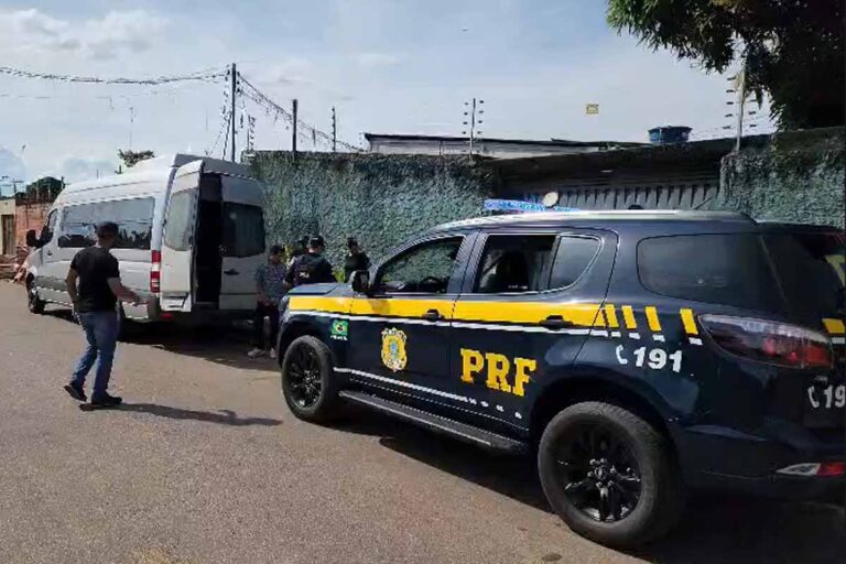 PRF leva 17 migrantes venezuelanos para acolhimento em Porto Velho após ação humanitária na BR-364