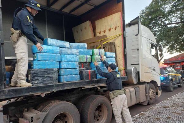 PRF apreende quase 2 toneladas de maconha e prende caminhoneiro sob efeito de anfetamina no Paraná