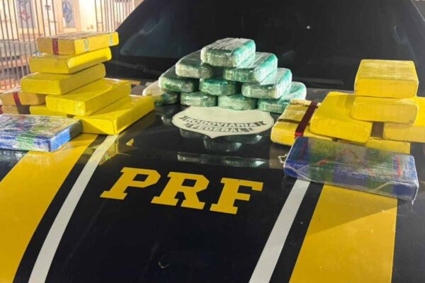 PRF apreende mais de 28 kg de drogas em ônibus na BR-425 e prende suspeito em Nova Mamoré