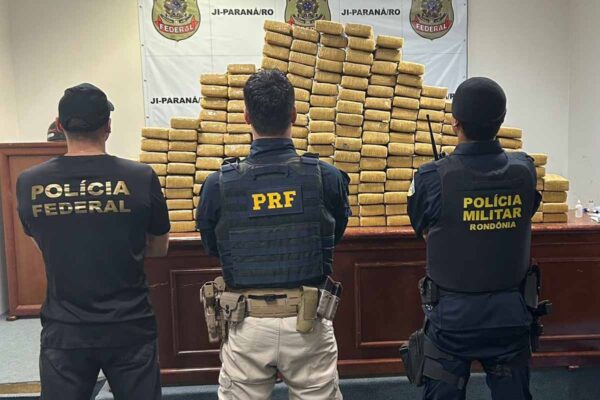 PRF e PM apreendem 208 kg de maconha e prendem suspeito em São Miguel do Guaporé