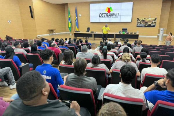 Alero promove palestra sobre segurança no trânsito e destaca prevenção de acidentes entre servidores