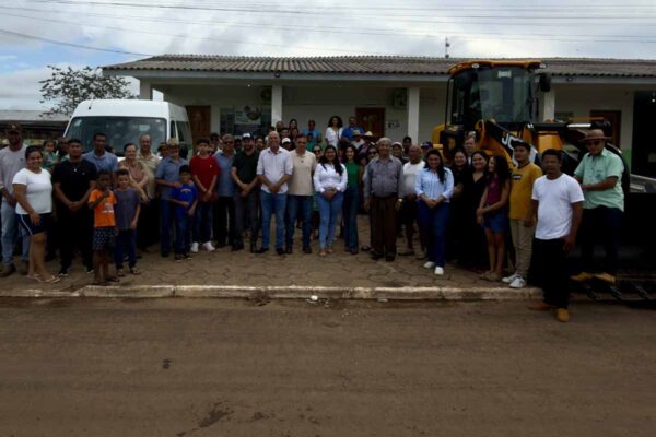 Ismael Crispin acompanha entrega de van para saúde e pá carregadeira em Pimenteiras do Oeste
