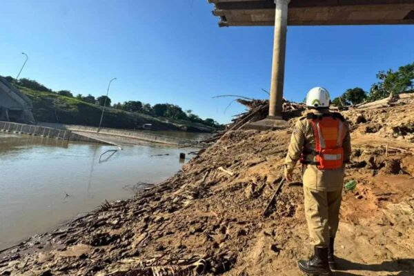 Ponte inaugurada há dois anos desaba no Acre e deixa quatro feridos; ex-juiz está em estado gravíssimo