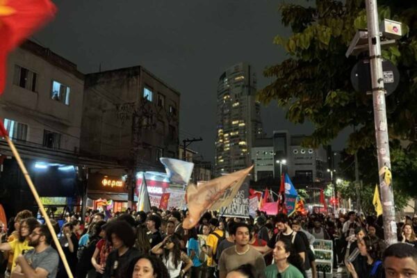 Estudantes ocupam Avenida Paulista em protesto contra cortes nas universidades públicas de São Paulo