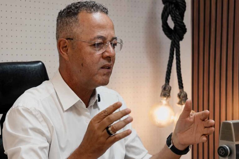 Roberto Sobrinho diz que foi tirado da Prefeitura a 13 dias do fim do mandato e afirma ter sofrido “fama de ladrão” sem acusação de dinheiro em sua conta