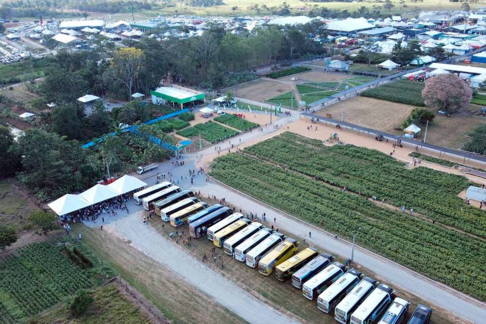 <div style="
                font-size: 18px;
                font-weight: bold;
                color: #0073aa;
                margin-bottom: 5px;
                text-transform: uppercase;
            ">FORTALECIMENTO DO SETOR</div>Agricultores familiares ampliam acesso à tecnologia na Rondônia Rural Show com apoio logístico da Emater-RO