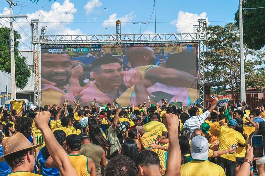 Rua do Hexa reúne torcedores com estrutura de conforto durante vitória do Brasil sobre o Japão em Porto Velho